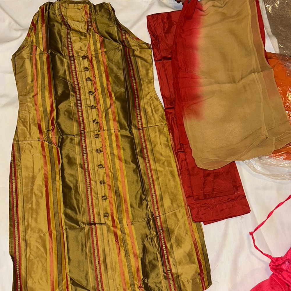 Green churidar pure silk suit with pants and chuni